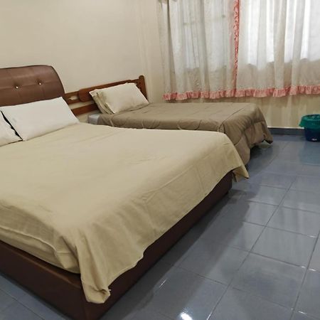 Carols Guesthouse Near Jonker And Satay Celup Малакка Экстерьер фото